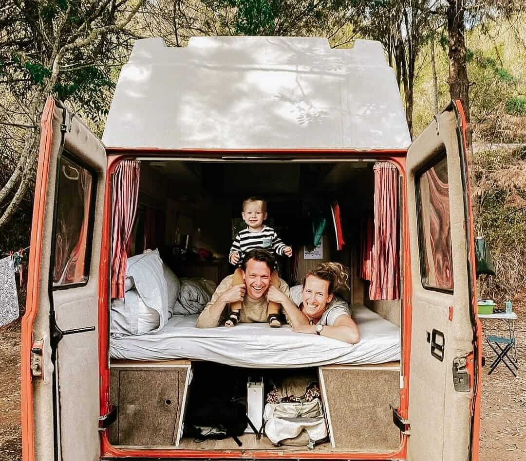 Família a sorrir dentro da sua carrinha no Salema Eco Camp.