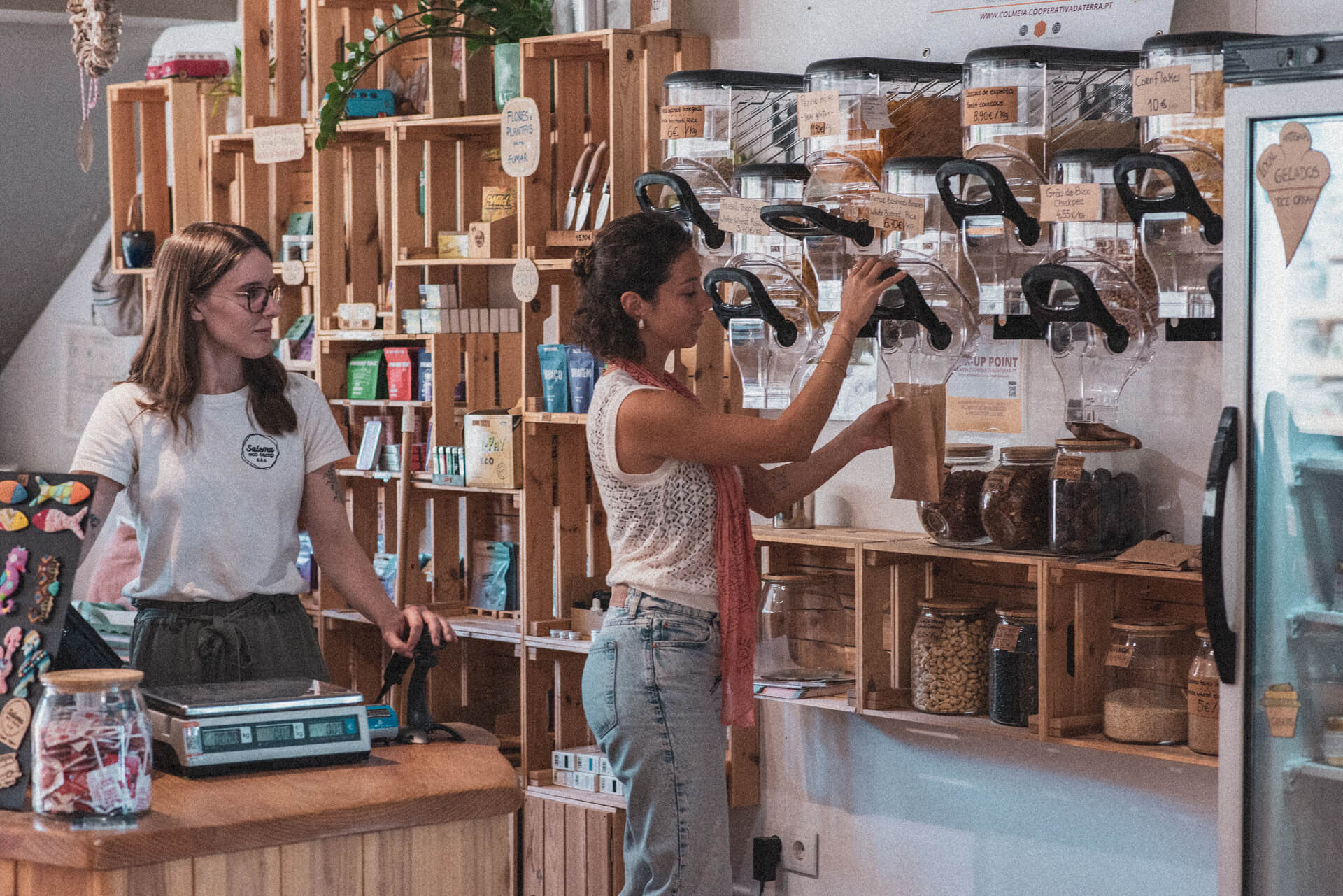 Pessoa a fazer compras na ECO STORE.