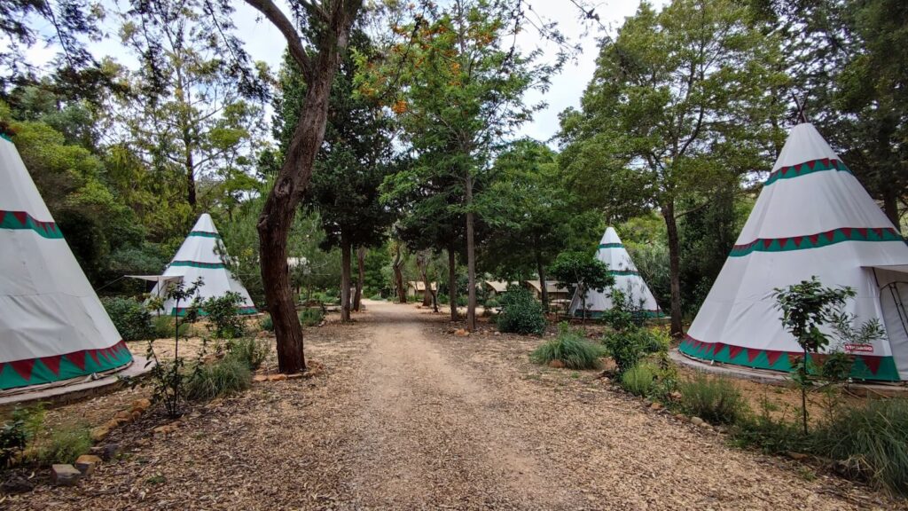 Caminho para as cabanas tipis