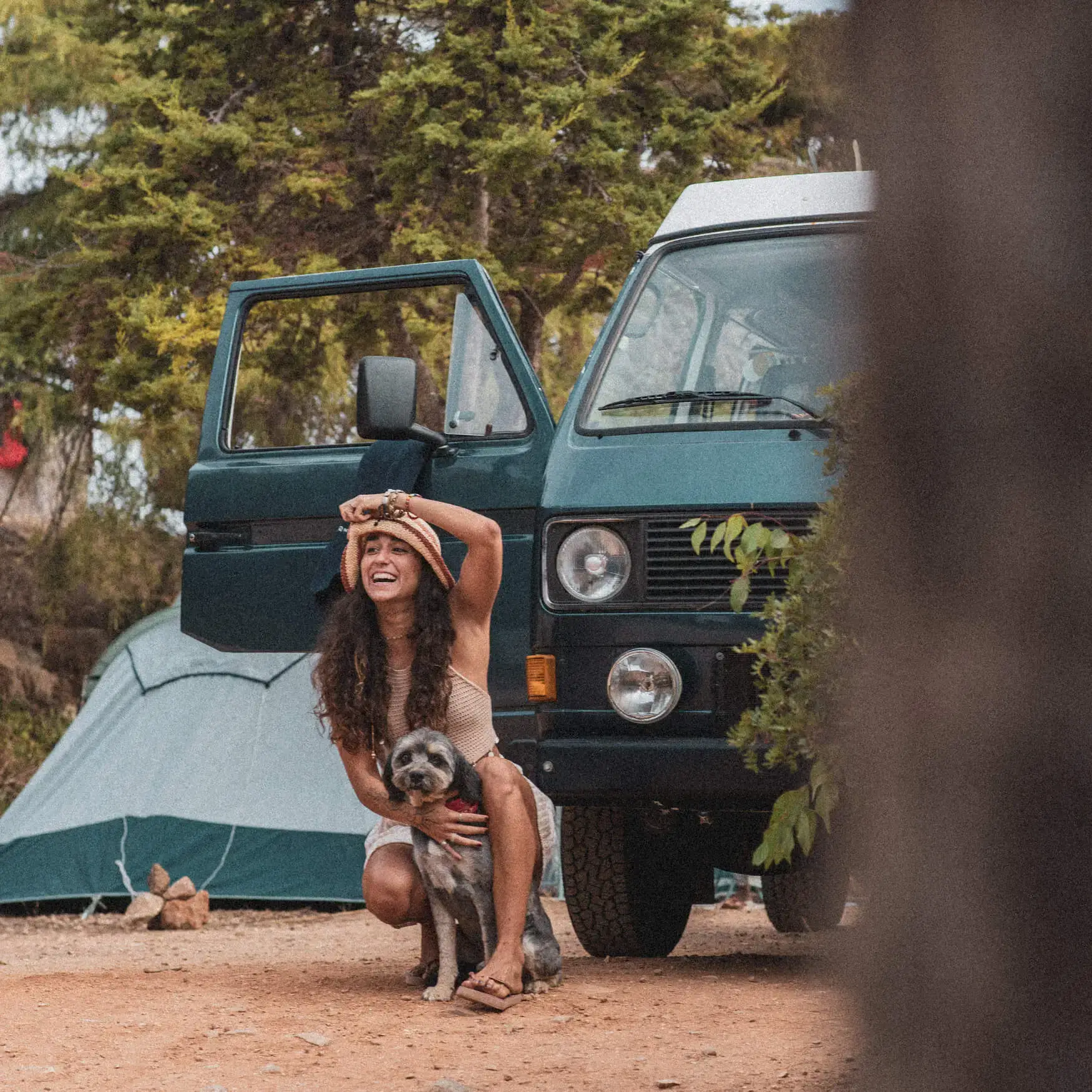 Menina a sorrir ao lado do seu cão