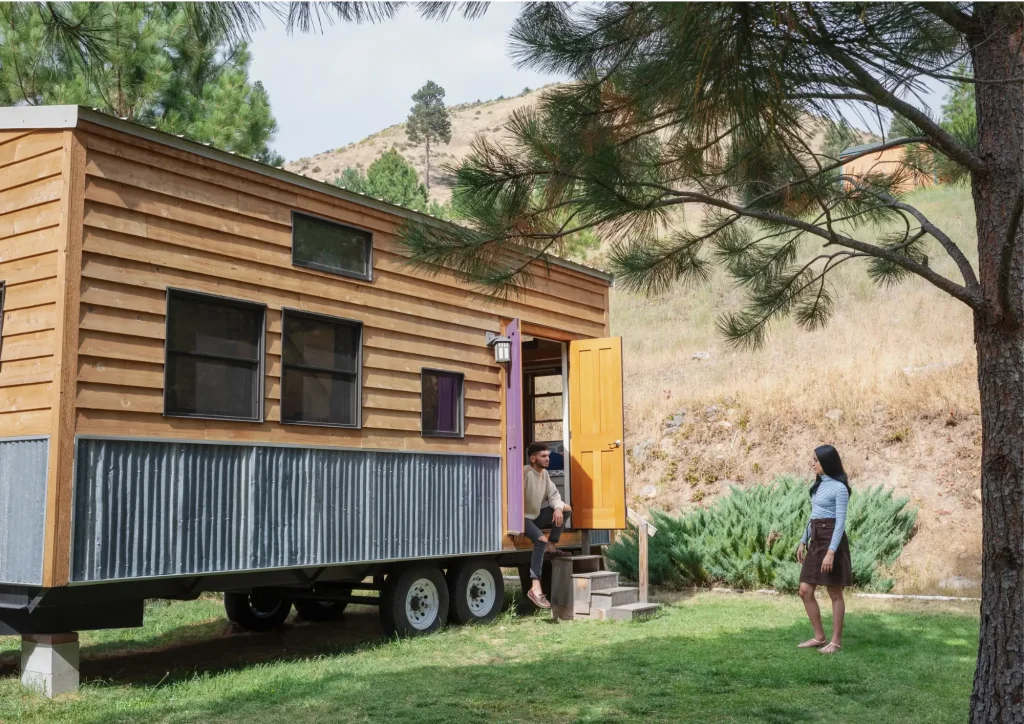 Pessoas a entrar em uma tiny house